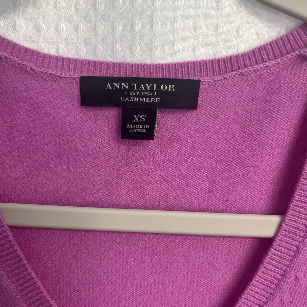 Ann Taylor 100% Cashmere V Neck Pink Sweater Classic Quiet Luxury XS - Picture 5 of 8